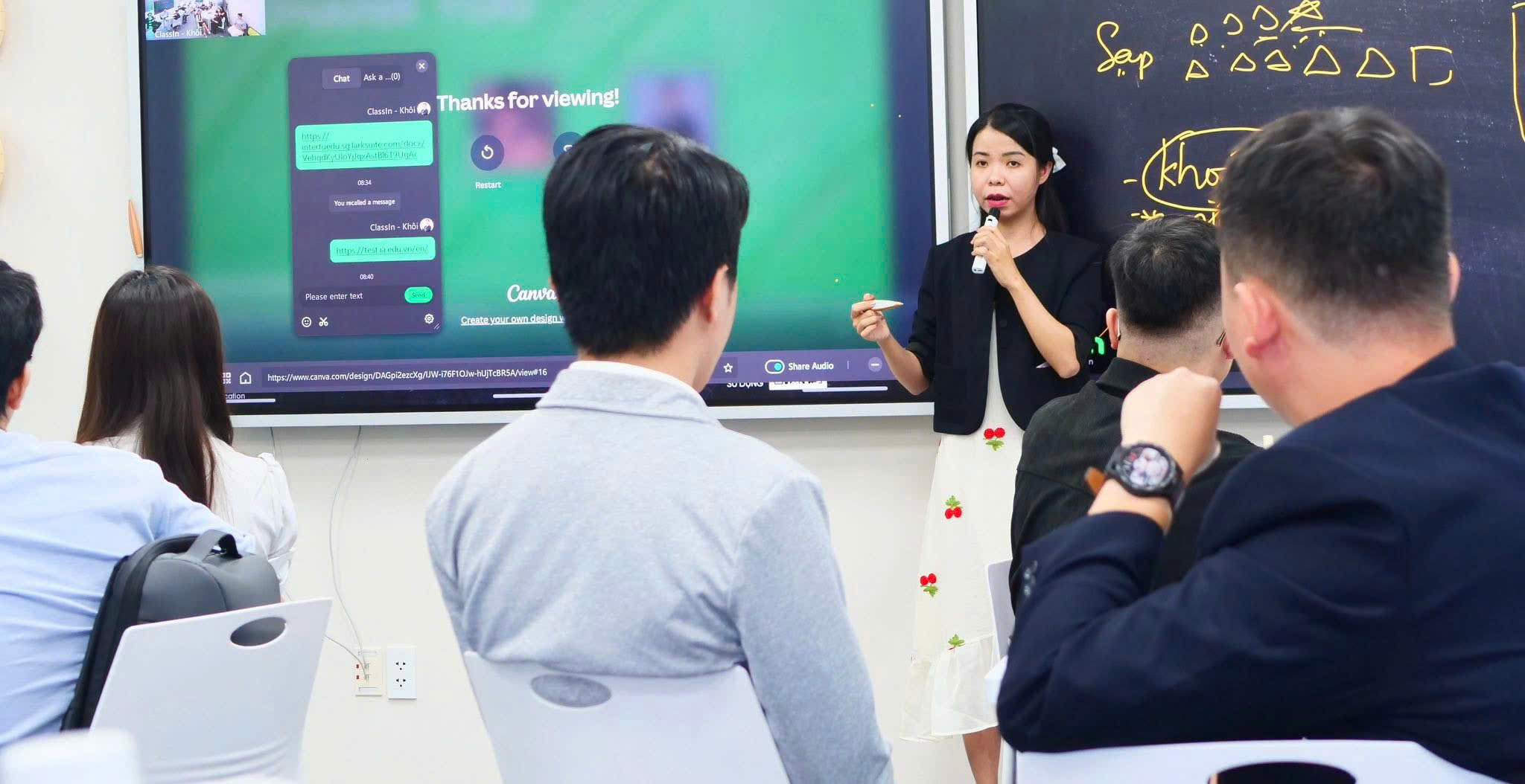 Đội ngũ họp bàn chiến lược