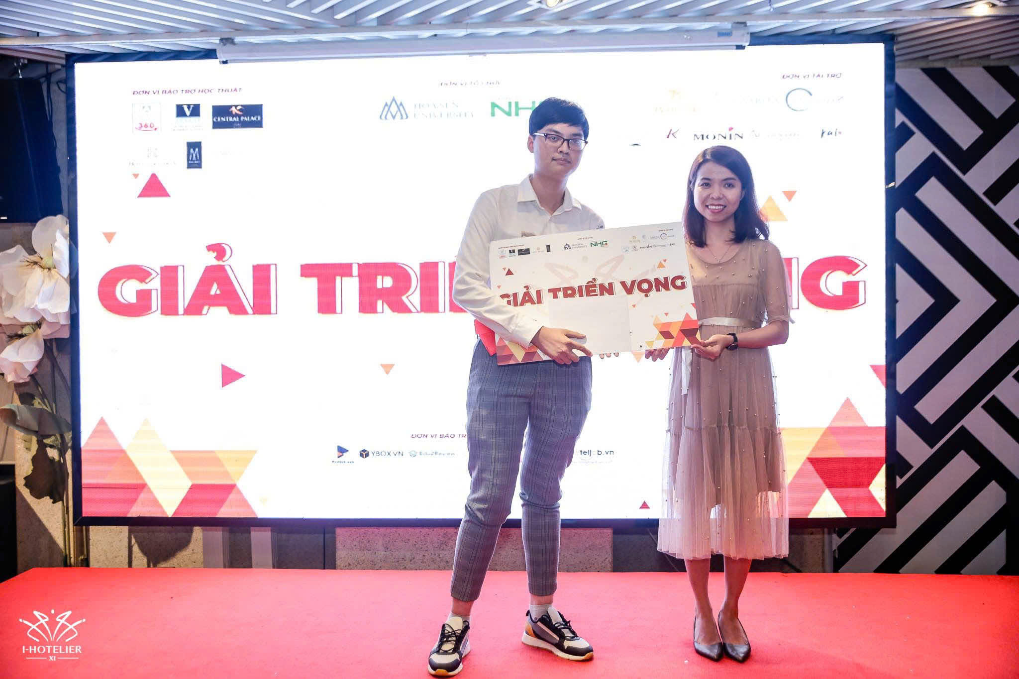 Trao chứng nhận